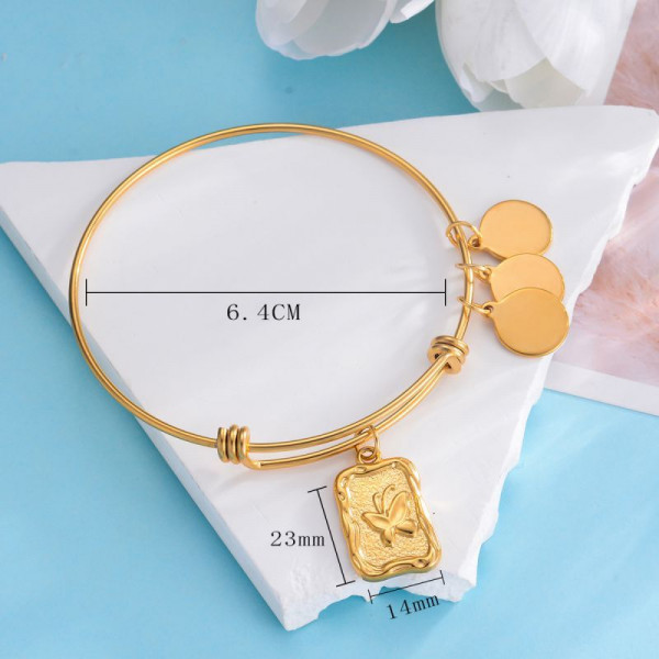 Браслет жесткий с подвесками-талисманами CJM09883