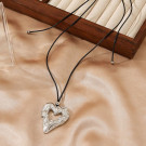 Серебристая цепочка с рельефным сердцем CJN90475