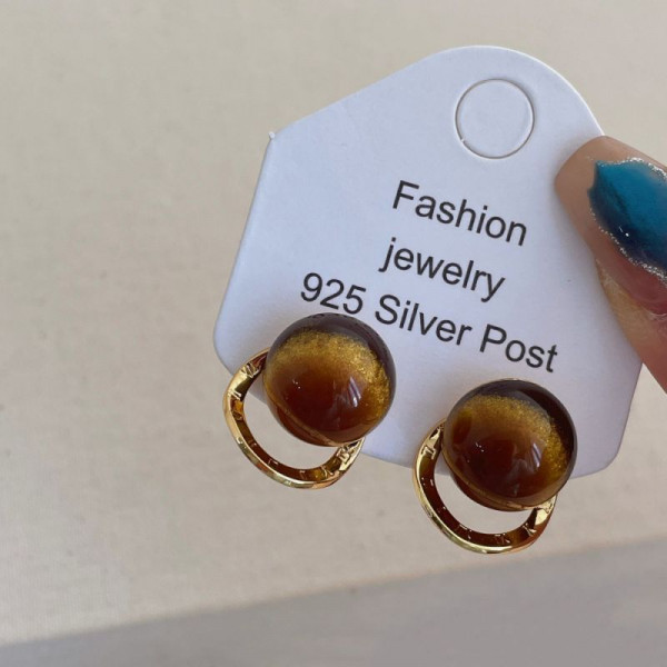 Стильные серьги-пусеты с акриловыми сферами CJP97378