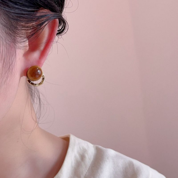 Стильные серьги-пусеты с акриловыми сферами CJP97378