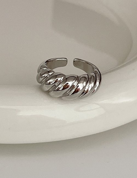 Широкое фактурное кольцо с эффектом плиссировки M18509