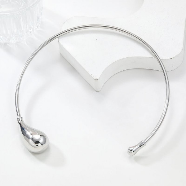 Шейный обруч жесткий с каплевидными наконечниками и гладкой полировкой CJD89366