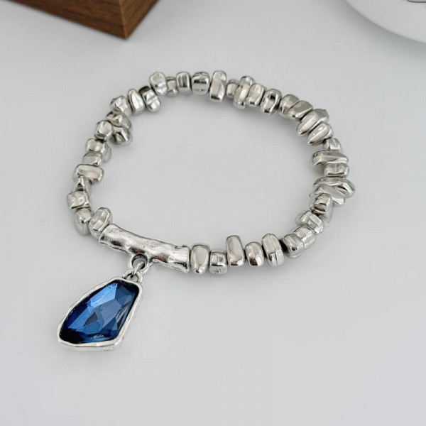 Браслет из серебристых бусин с синим кристаллом CJT25645