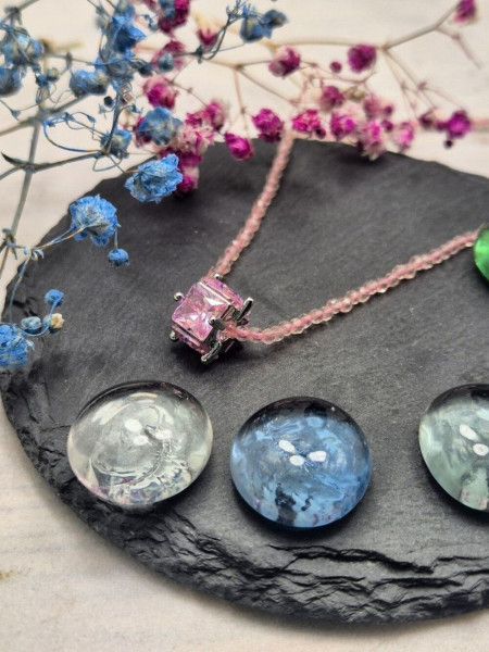 Нежные бусы из бисера с розовым граненым кристаллом J10726CJJ