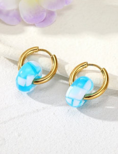 Золотистые серьги-кольца с подвесками в голубую клетку Z99633