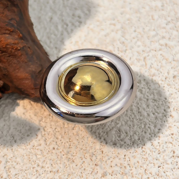 Крупное кольцо-сердце с текстурой под серебро CJN76665