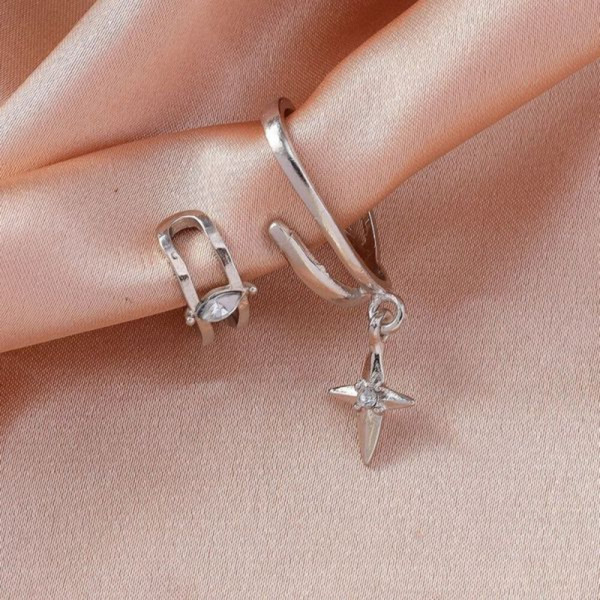 Набор фактурных серебристых каффов с подвеской в форме четырехконечной звезды CJH74960