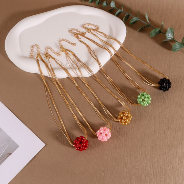 Золотистое колье из тонких цепей с красным шаром CJH43917