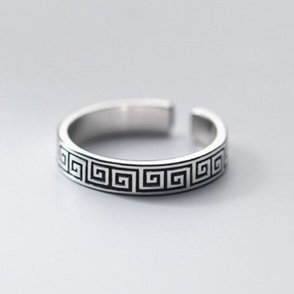 Широкое разомкнутое кольцо с орнаментом «меандр» CJC99383