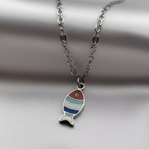 Цепочка с подвеской в форме рыбки с полосками из эмали J10569CJJ