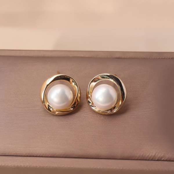 Серьги-гвоздики с жемчужиной в круговой оправе J10701CJJ