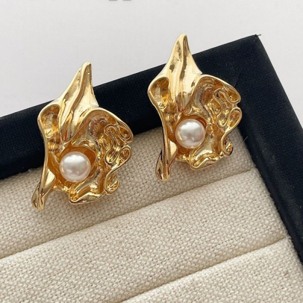 Дизайнерские серьги-пусеты Золотистые каллы с жемчугом CJG62468