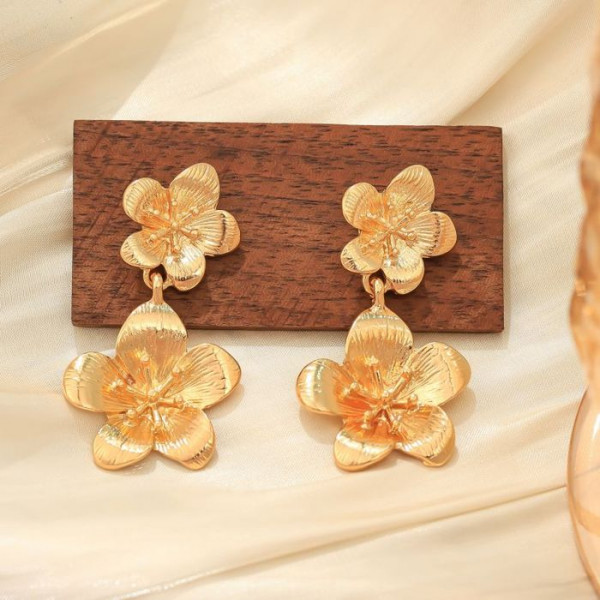 Длинные золотистые серьги пусеты с каскадом роз CJM32264