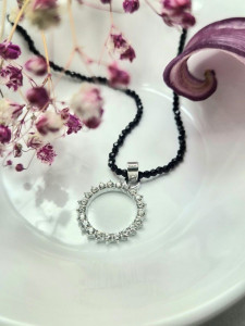 Черное колье-чокер из граненого бисера с круглым мерцающим кулоном J10728CJJ