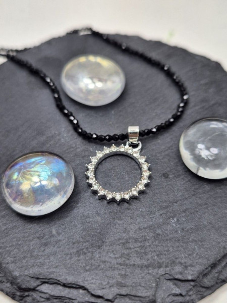 Черное колье-чокер из граненого бисера с круглым мерцающим кулоном J10728CJJ