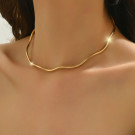 Колье-обруч тонкое волнообразное из золотистой проволоки CJN34456