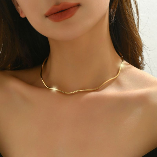 Колье-обруч тонкое волнообразное из золотистой проволоки CJN34456