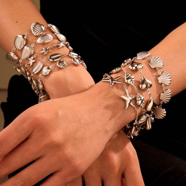 Браслет с множеством подвесок в форме сердец CJN90028