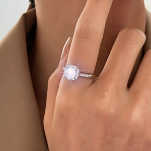 Серебристое помолвочное кольцо с крупным круглым кристаллом CJJ12831
