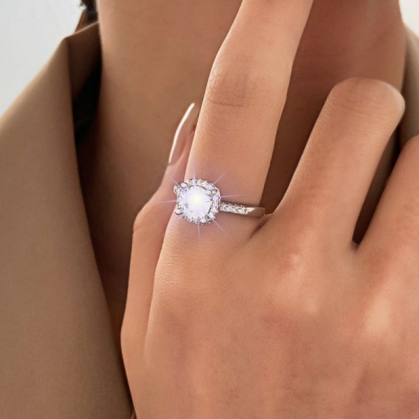 Серебристое помолвочное кольцо с крупным круглым кристаллом CJJ12831