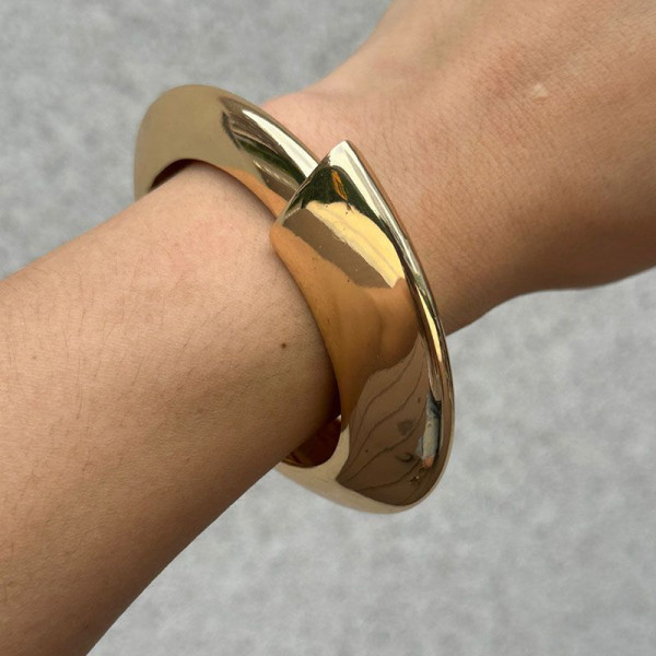 Браслет жесткий акриловый с анималистичным принтом CJP85426