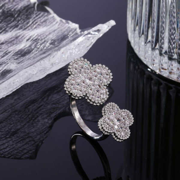 Двойное разомкнутое кольцо с клевером из фианитов 1J12080CJJ