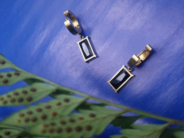 Стальные серьги с напылением золотом с черным прямоугольным кулоном J10003CJJ