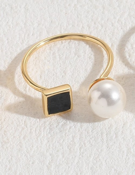 Разомкнутое кольцо с жемчужиной и черным квадратом M13709