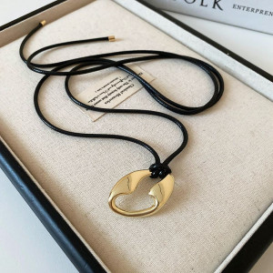 Подвеска в форме овальной петли на длинном шнурке CJG59266