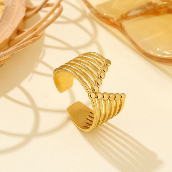 Широкое разомкнутое кольцо с рельефными линиями J11373CJJ