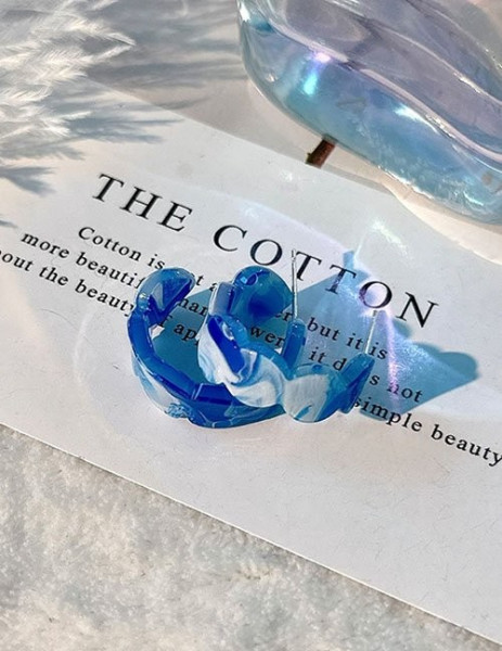 Акриловые серьги-кольца с глубоким синим мраморным узором Z06650