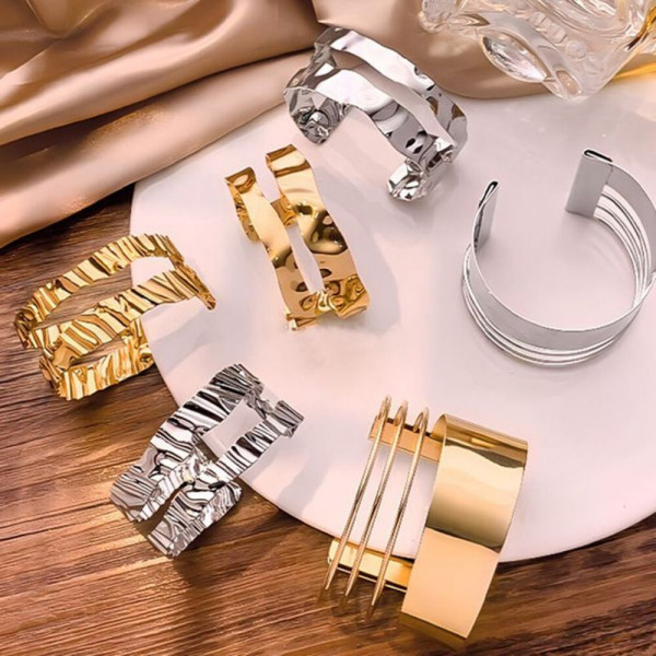 Жесткий браслет CJJ05262