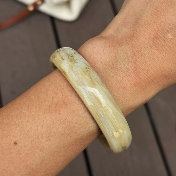 Браслет жесткий литой из матового акрила CJP85447