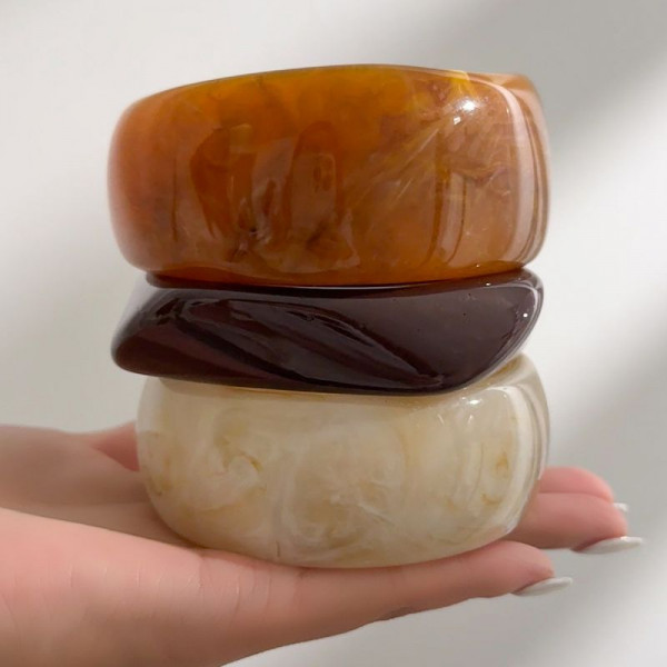 Браслет жесткий из акрила с мраморными разводами CJT03684