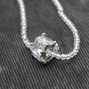 Бусы из бисера с подвеской в виде крупного сияющего куба J10730CJJ