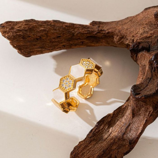 Кольцо с сотовым узором и вставками из перламутра CJM85179