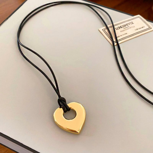 Золотистая подвеска абстрактной формы на шнурке CJH12095