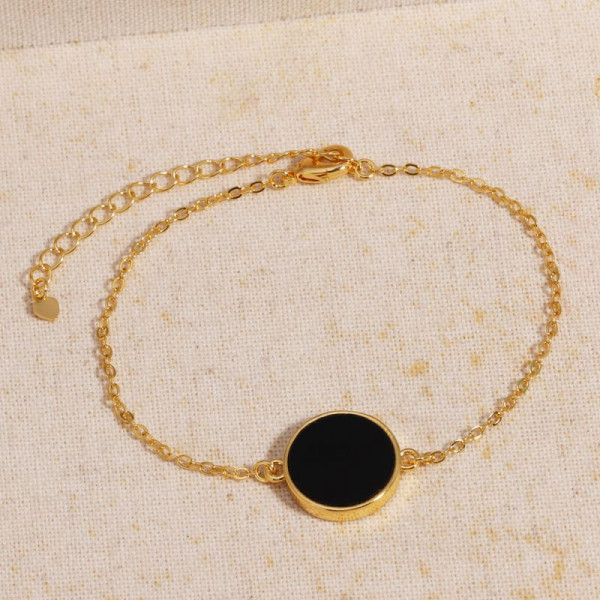 Тонкий золотистый браслет с черным круглым медальоном CJR60832