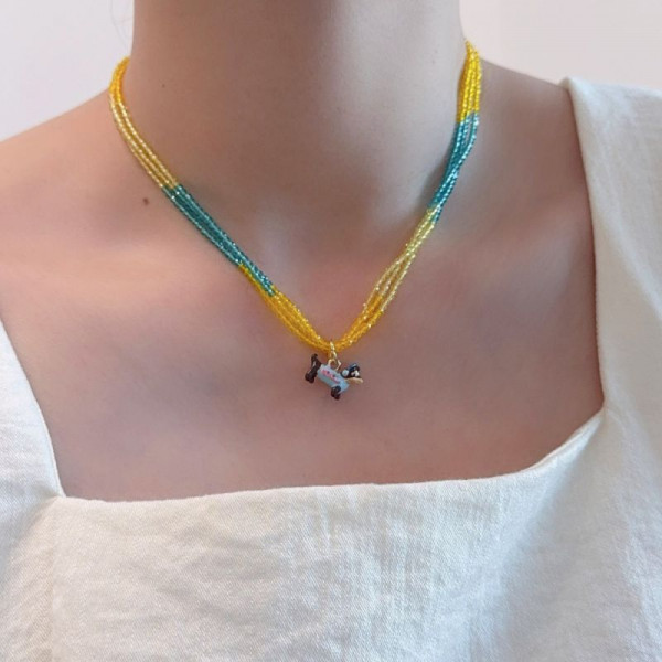 Многослойный чокер из разноцветного бисера с подвеской-бабочкой CJN85970