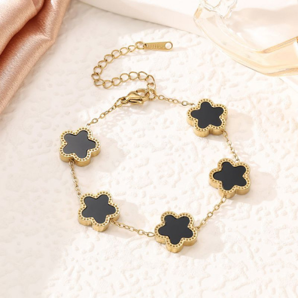 Браслет-цепочка с крупными клеверами и темной эмалью CJP45081