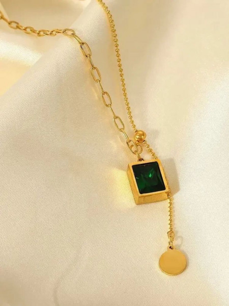 Золотистая цепочка-галстук с зеленым прямоугольным камнем и диском J10160CJJ