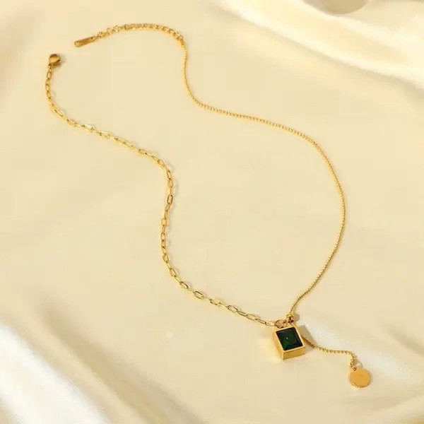 Золотистая цепочка-галстук с зеленым прямоугольным камнем и диском J10160CJJ