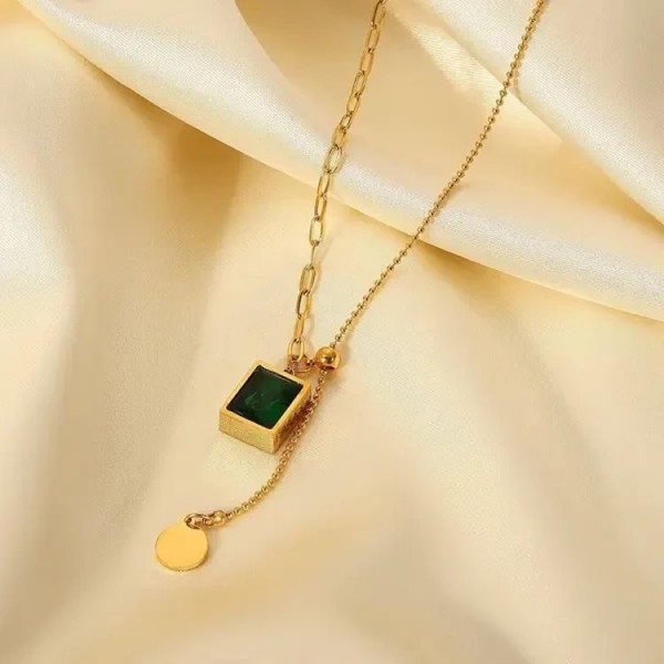 Золотистая цепочка-галстук с зеленым прямоугольным камнем и диском J10160CJJ