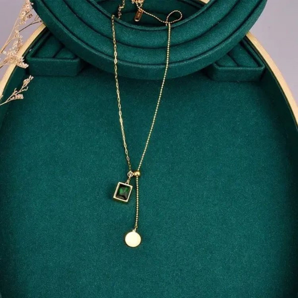Золотистая цепочка-галстук с зеленым прямоугольным камнем и диском J10160CJJ