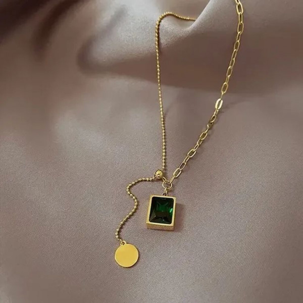 Золотистая цепочка-галстук с зеленым прямоугольным камнем и диском J10160CJJ