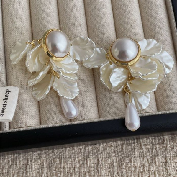Серьги пусеты с жемчужными лепестками и каплями CJM48147