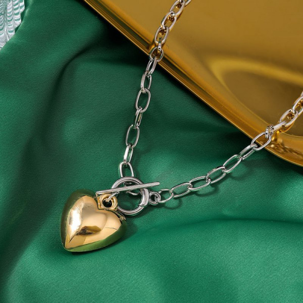 Тонкая серебристая цепочка с массивным золотистым сердцем CJL77867