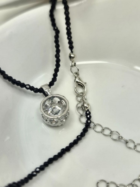 Бусы из черного бисера с фианитом в короне J10731CJJ