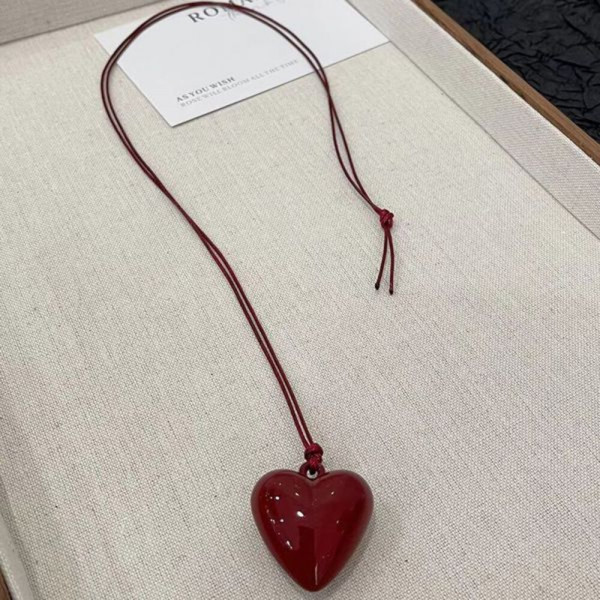 Массивное бордовое сердце на тонком шнурке CJH44321