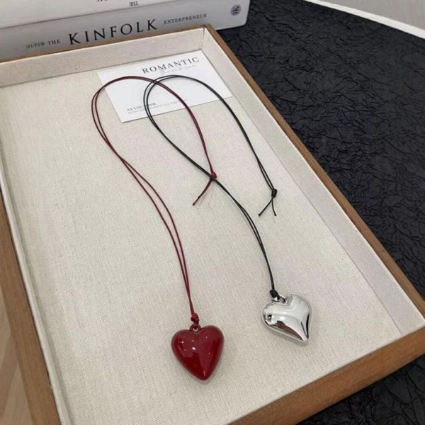 Массивное бордовое сердце на тонком шнурке CJH44321